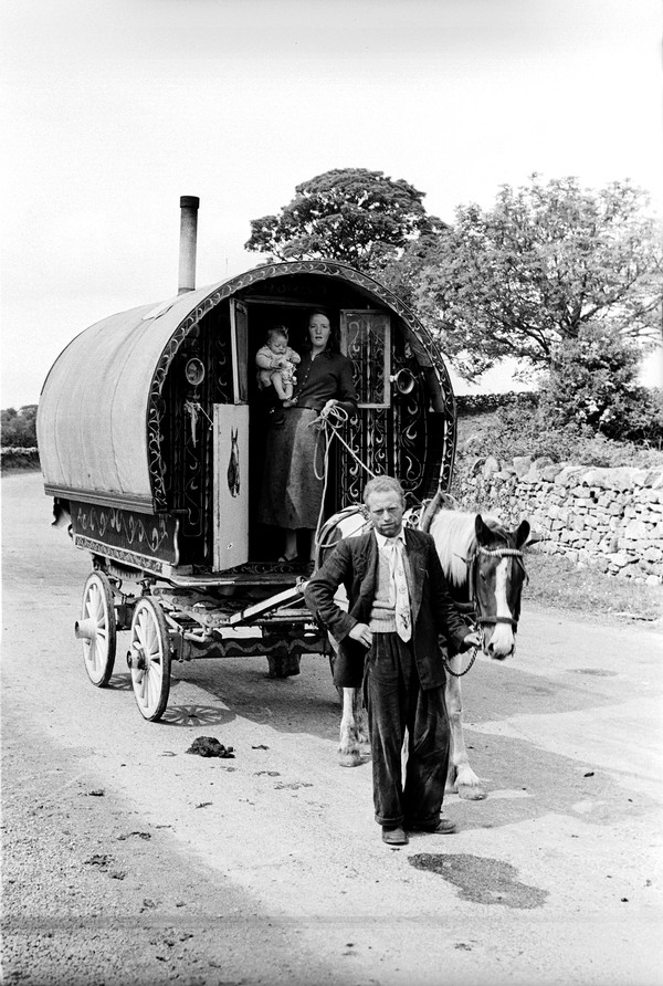 [Giulio Petroni and Leo Corduff filming tinkers in Co. Galway.] - UCD ...