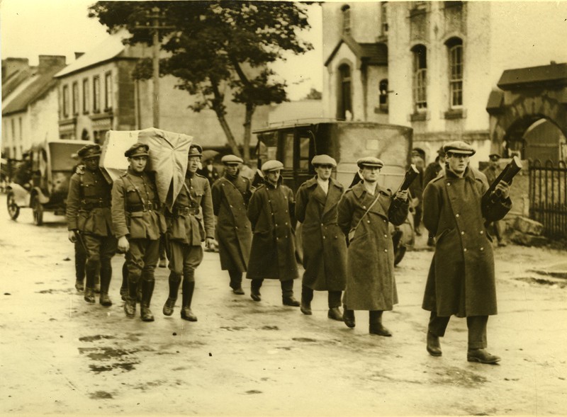 Irish Free State Army soldiers carrying a coffin draped in the ...